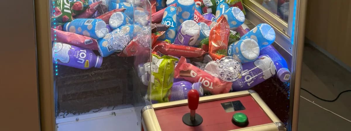 В Минске появились бесплатные игровые автоматы-хватайки с продуктами вместо игрушек