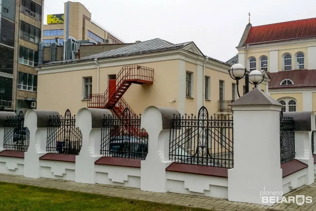 Бывшее здание Петро-Павловского монастыря
