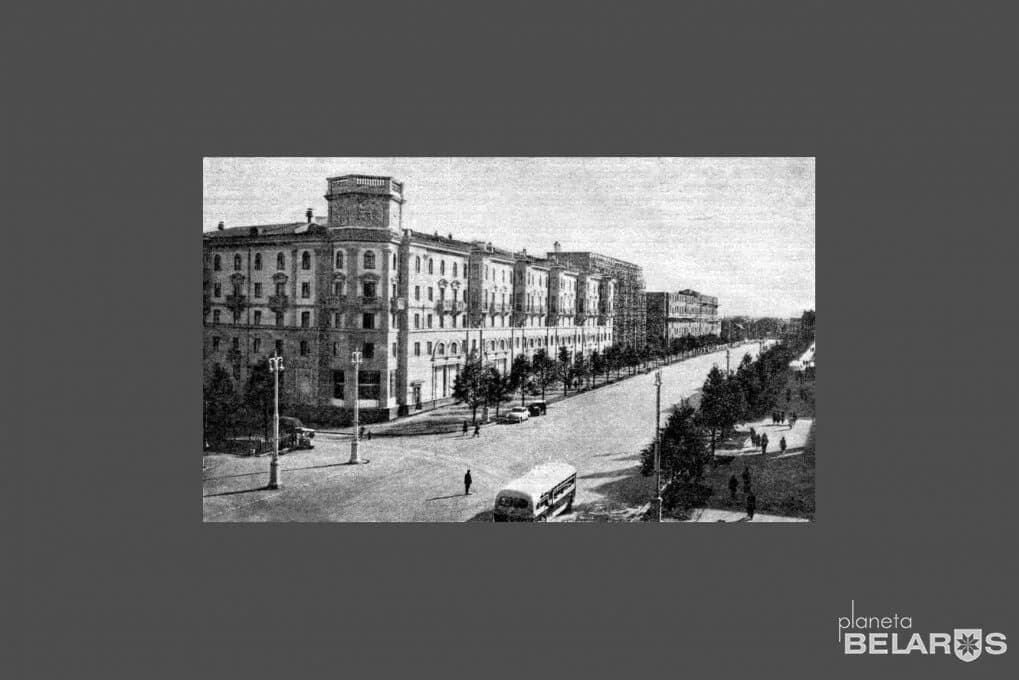Дом с часами на проспекте Независимости — фото 3