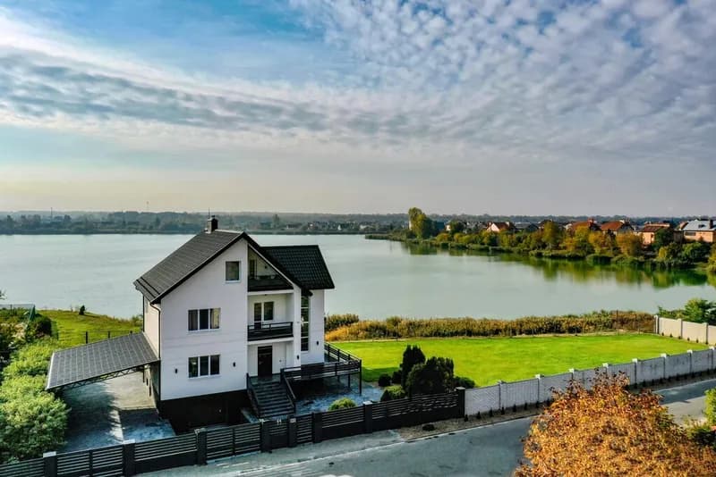 Villa Lake