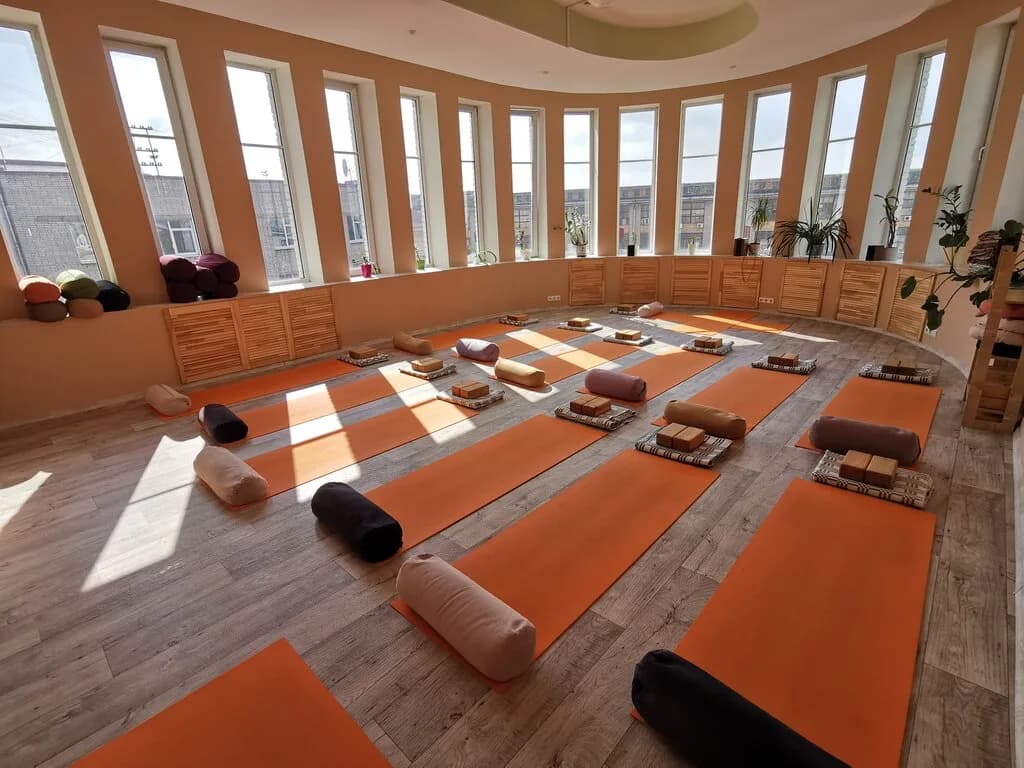 Студия йоги «YOGAHALL (ЙОГАХОЛЛ)»