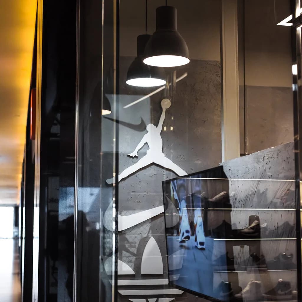 Магазин брендовой спортивной обуви SNEAKER BAR (Сникер Бар) — фото 6