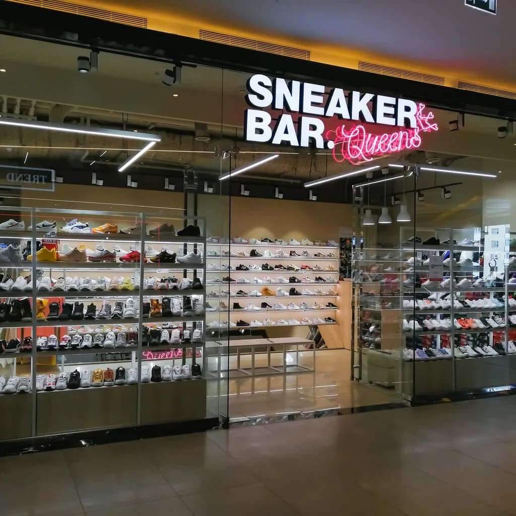 Магазин брендовой спортивной обуви SNEAKER BAR (Сникер Бар) — фото 3