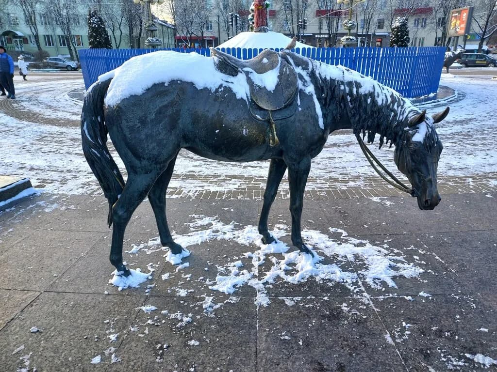 Лошадь