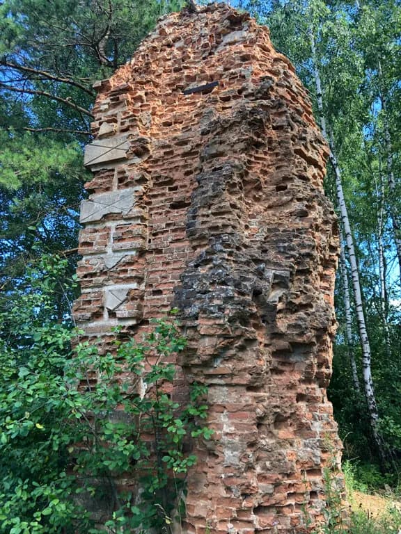 Руины церкви