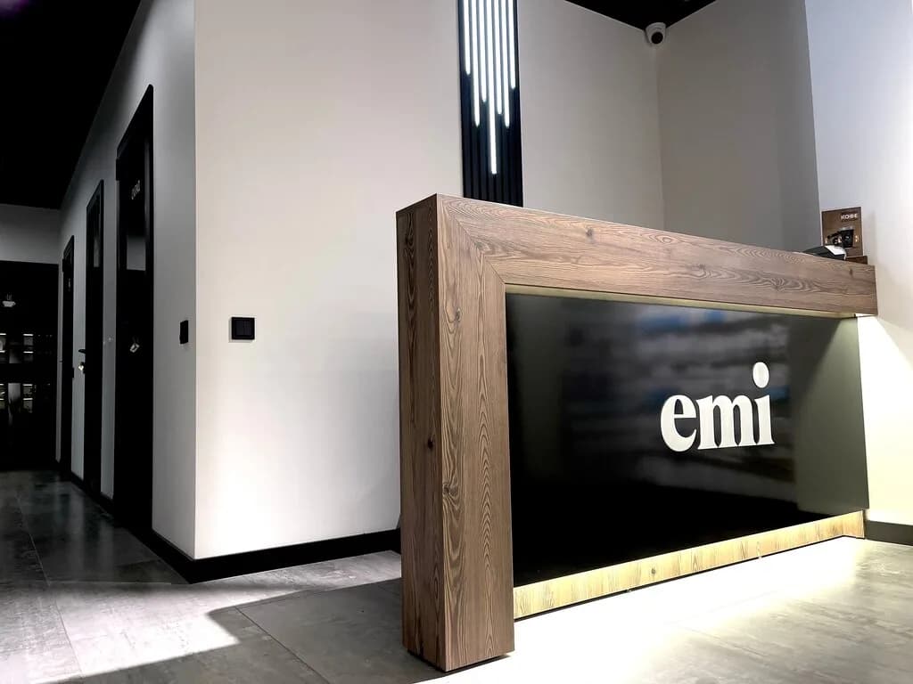 Международный учебный центр по маникюру в 28 странах «Курсы маникюра EMi (Эми)»