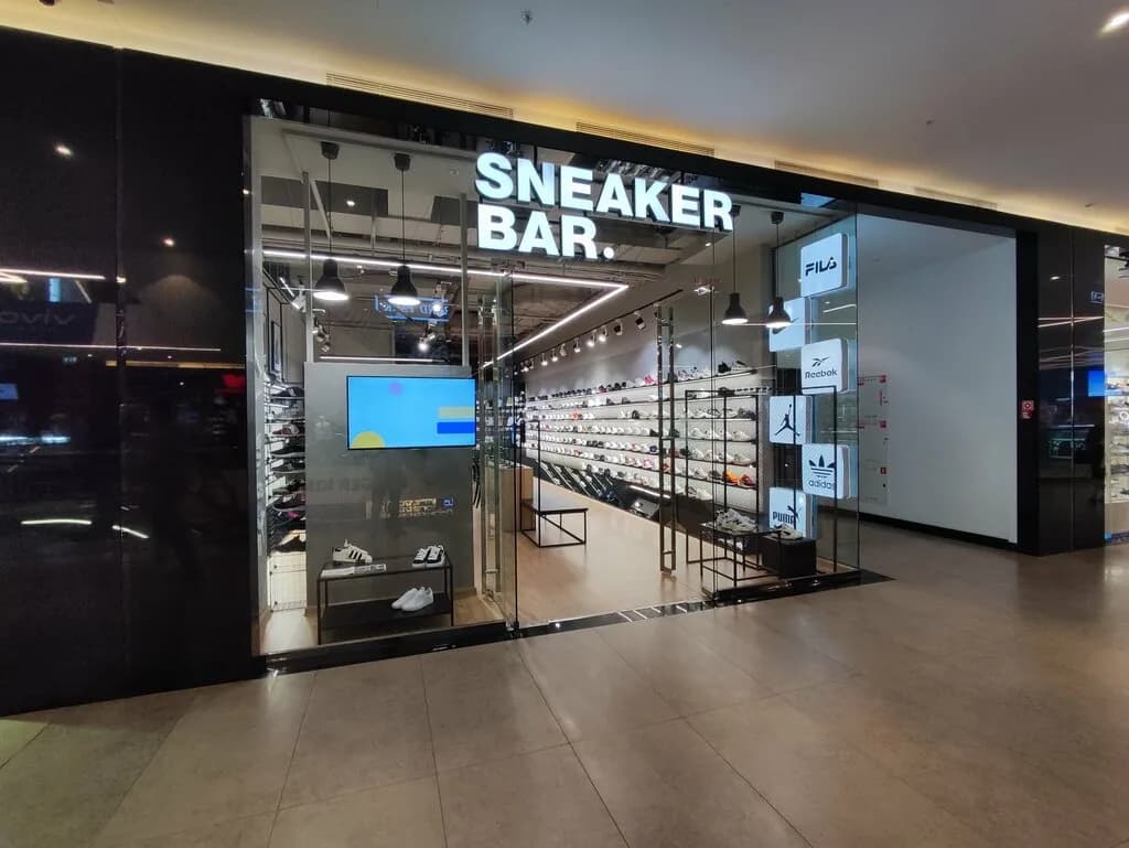 Магазин брендовой спортивной обуви SNEAKER BAR (Сникер Бар) — фото 2