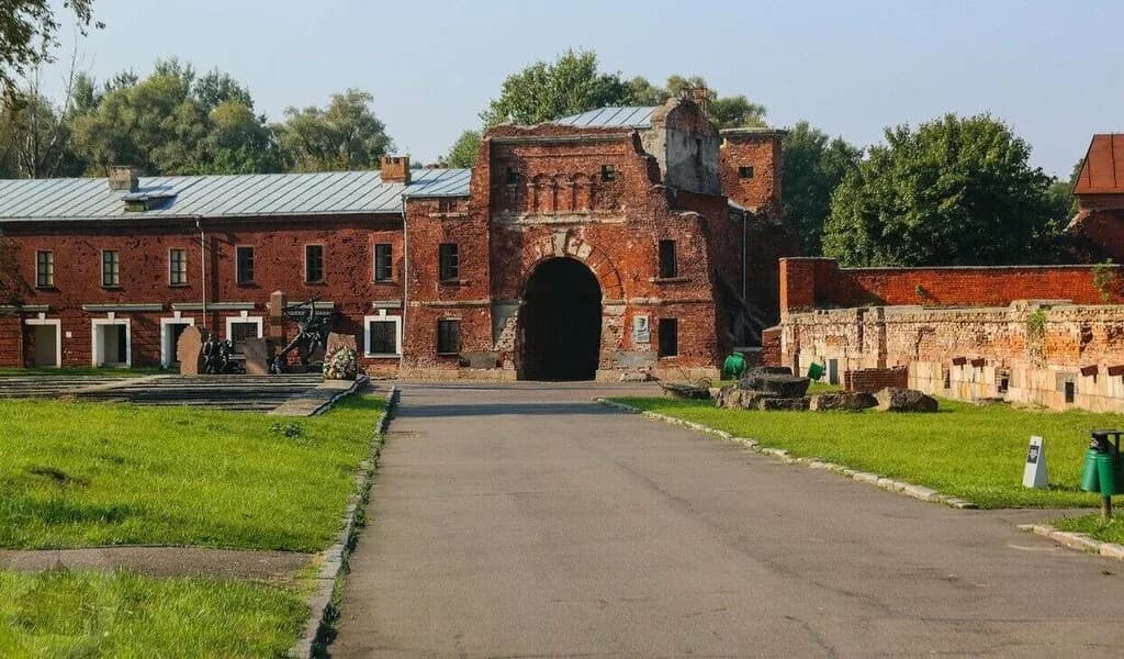 Руины казармы 333 стрелкового полка — фото 5