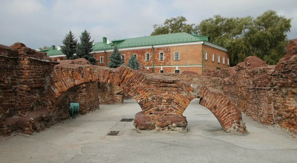 Руины церкви Святых Петра и Павла монастыря базилиан — фото 2