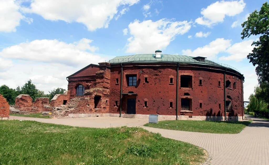 Руины здания кольцевой казармы
