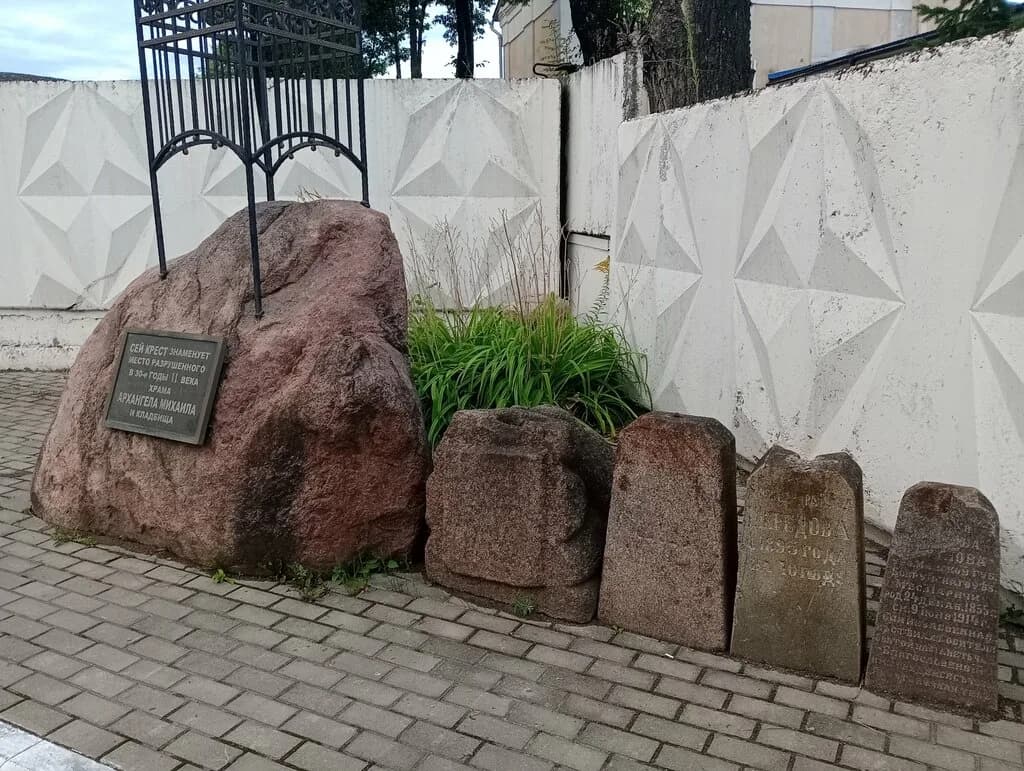 Памятный знак на месте Михайловской церкви на Михайловском кладбище — фото 4