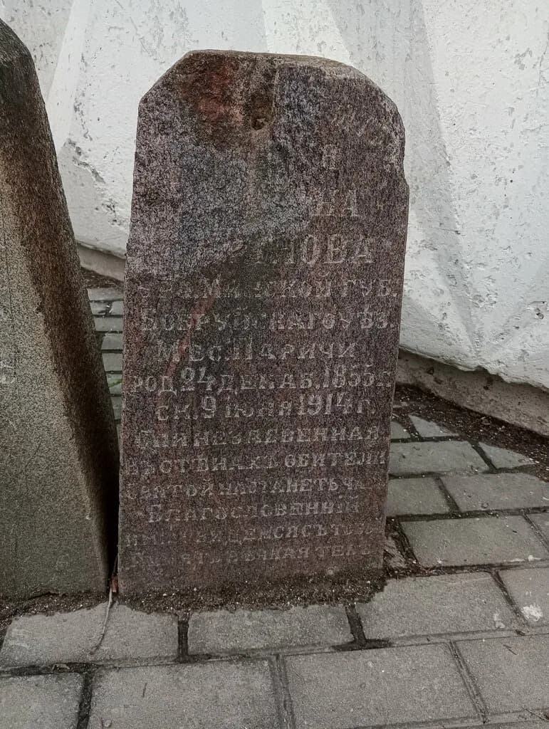 Памятный знак на месте Михайловской церкви на Михайловском кладбище — фото 2