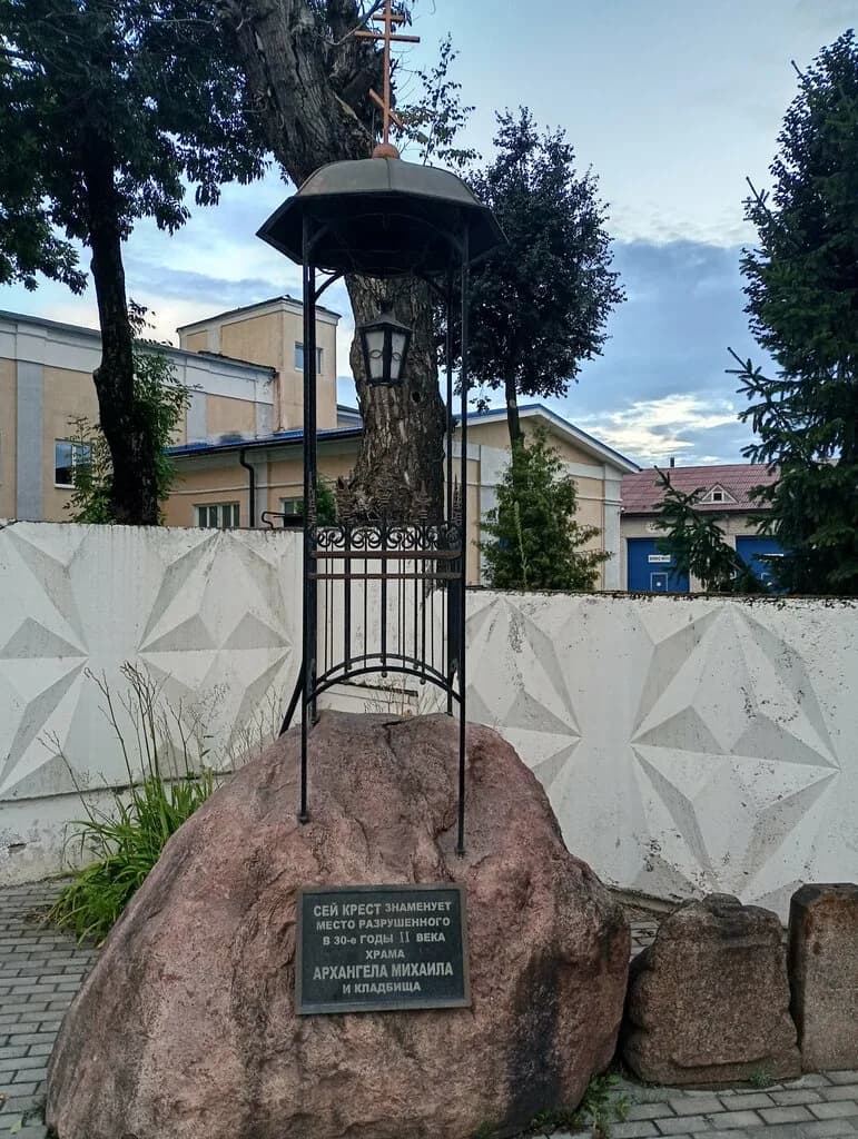 Памятный знак на месте Михайловской церкви на Михайловском кладбище