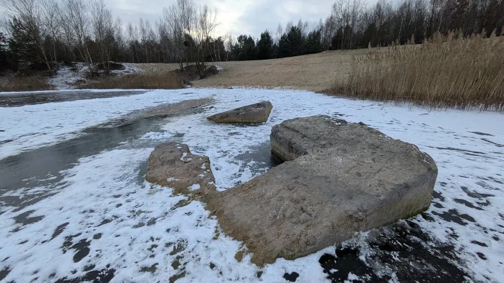 Затопленные остатки немецкого ДОТа — фото 2