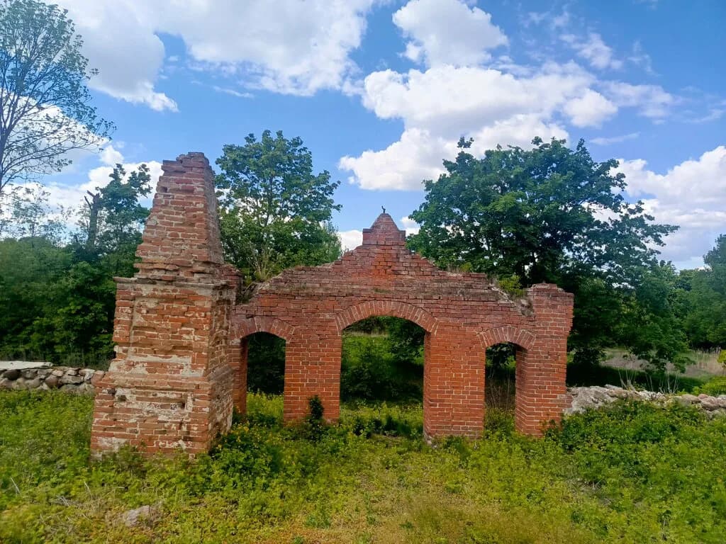 Руины Покровской церкви и въездной брамы — фото 4