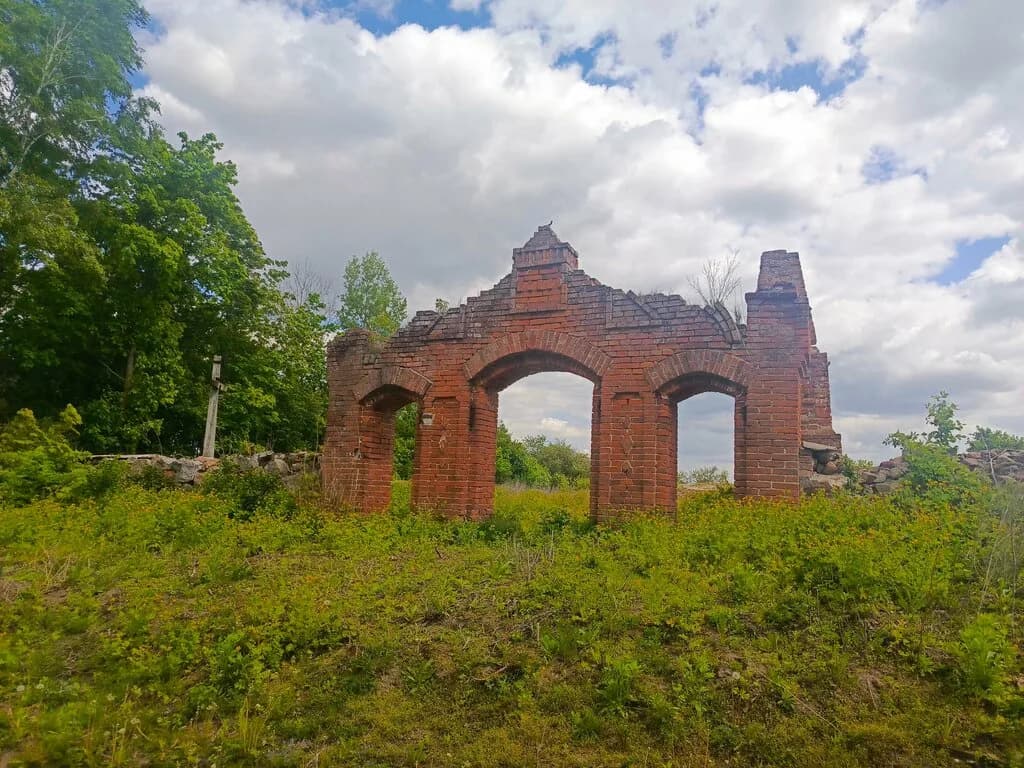 Руины Покровской церкви и въездной брамы — фото 6
