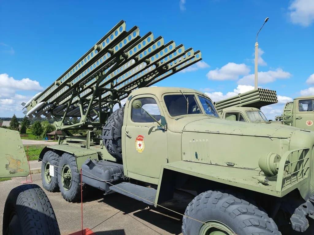 Боевая машина реактивной артиллерии БМ-13 Катюша