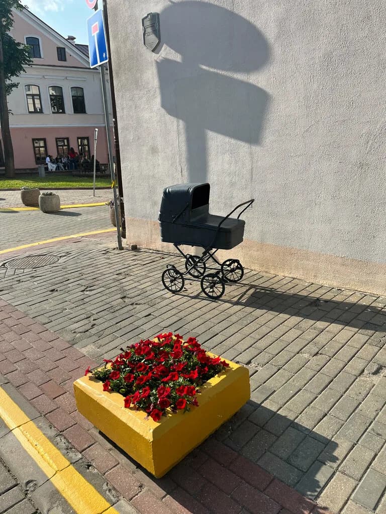 Коляска из фильма Белые Росы
