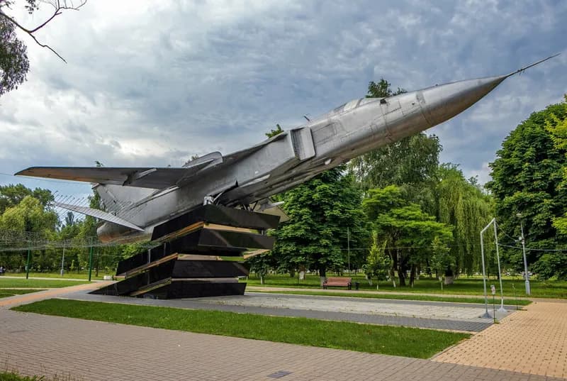 Памятник бомбардировщику Су-24М