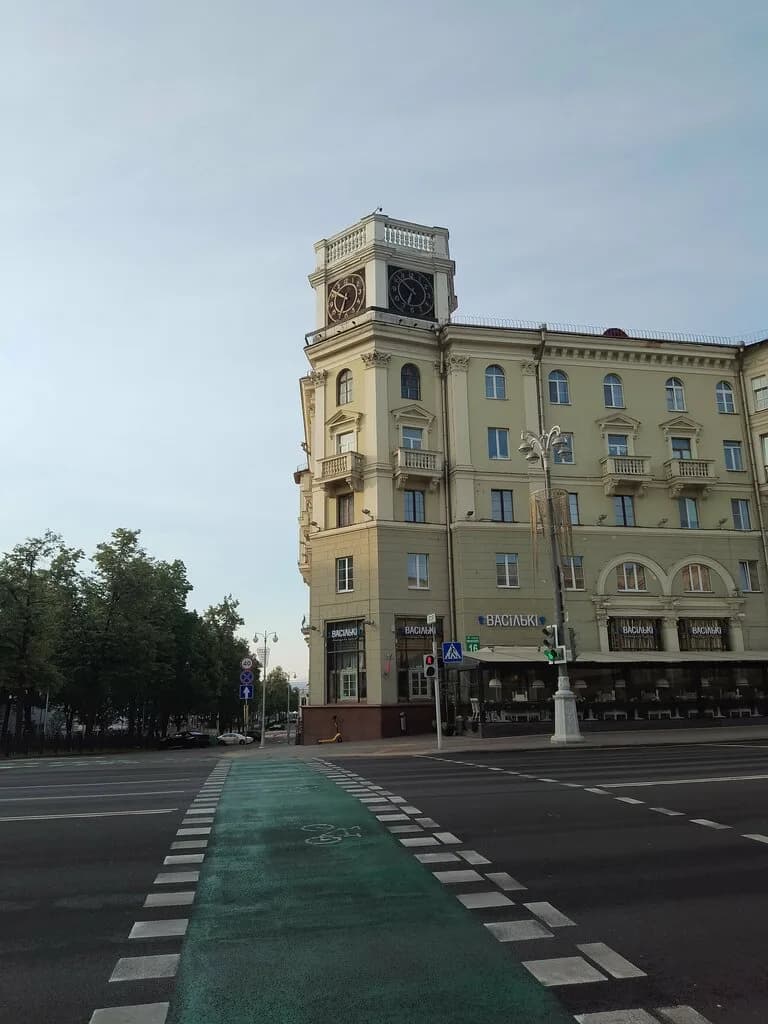Дом с часами на проспекте Независимости — фото 2