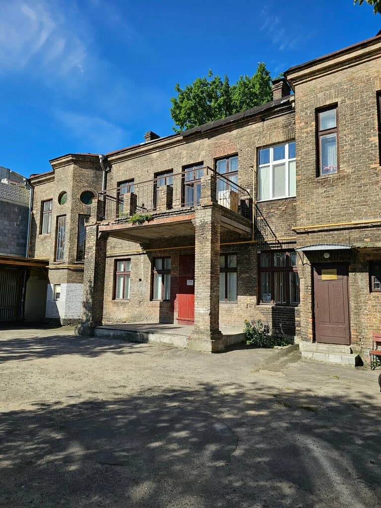 Двор дома врача Арье Бегуна