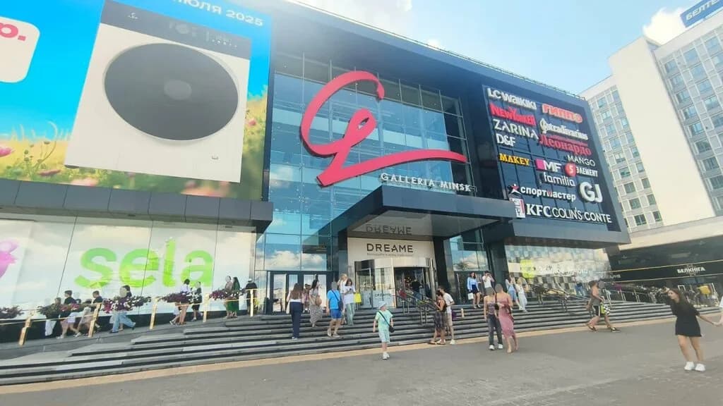 Магазин брендовой спортивной обуви SNEAKER BAR (Сникер Бар) — фото 4