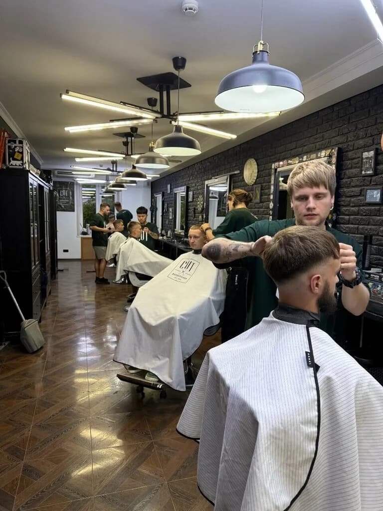 Мужская парикмахерская «CUT Barbershop (КAT Барбершоп)»