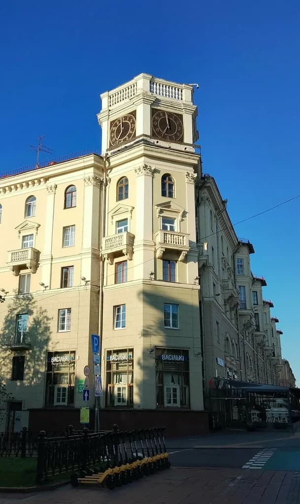 Дом с часами на проспекте Независимости — фото 5