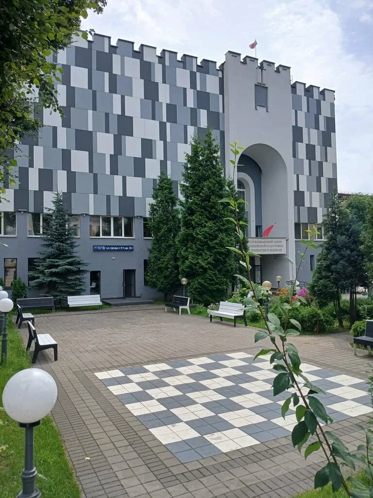 Шахматный дворик