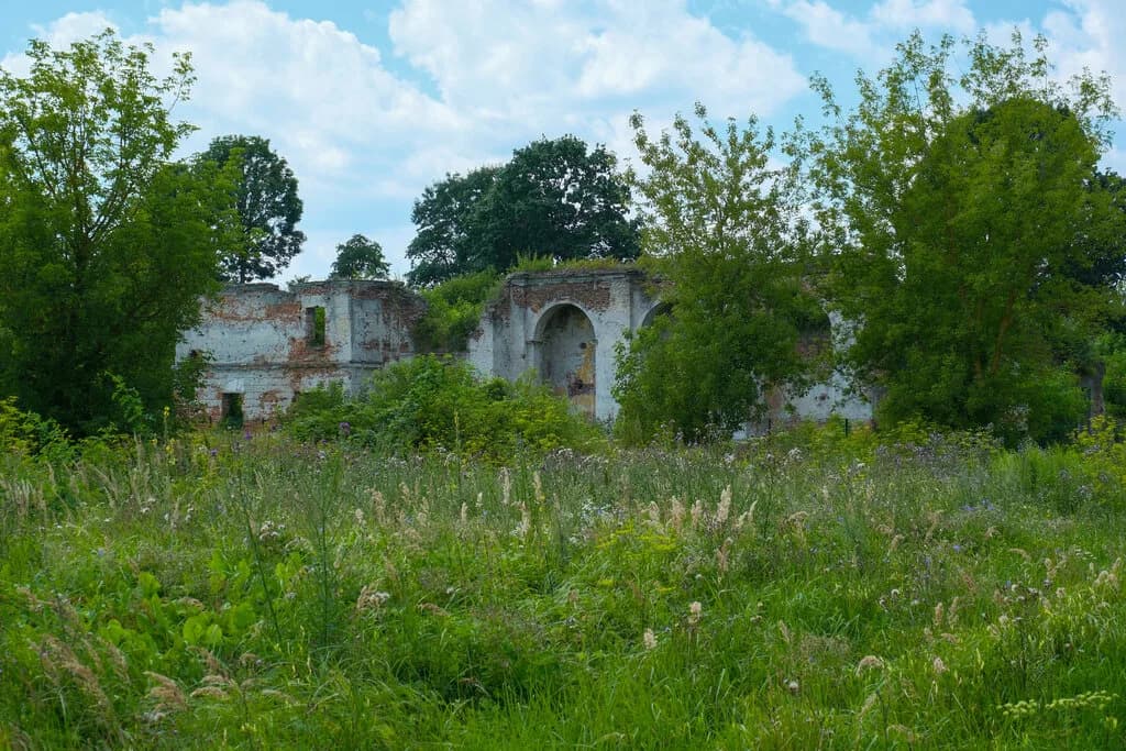 Фундамент монастыря бернардинцев с костелом Иоанна Крестителя и Св. Анны