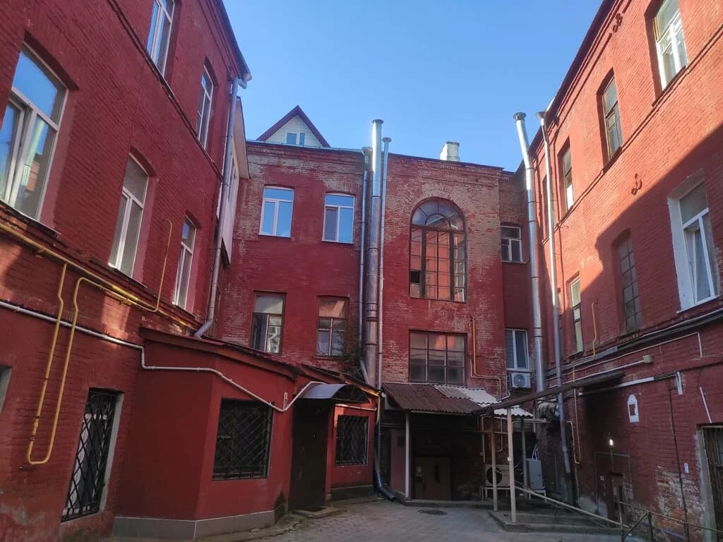 Красный дворик