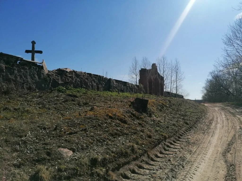Руины Покровской церкви и въездной брамы — фото 2