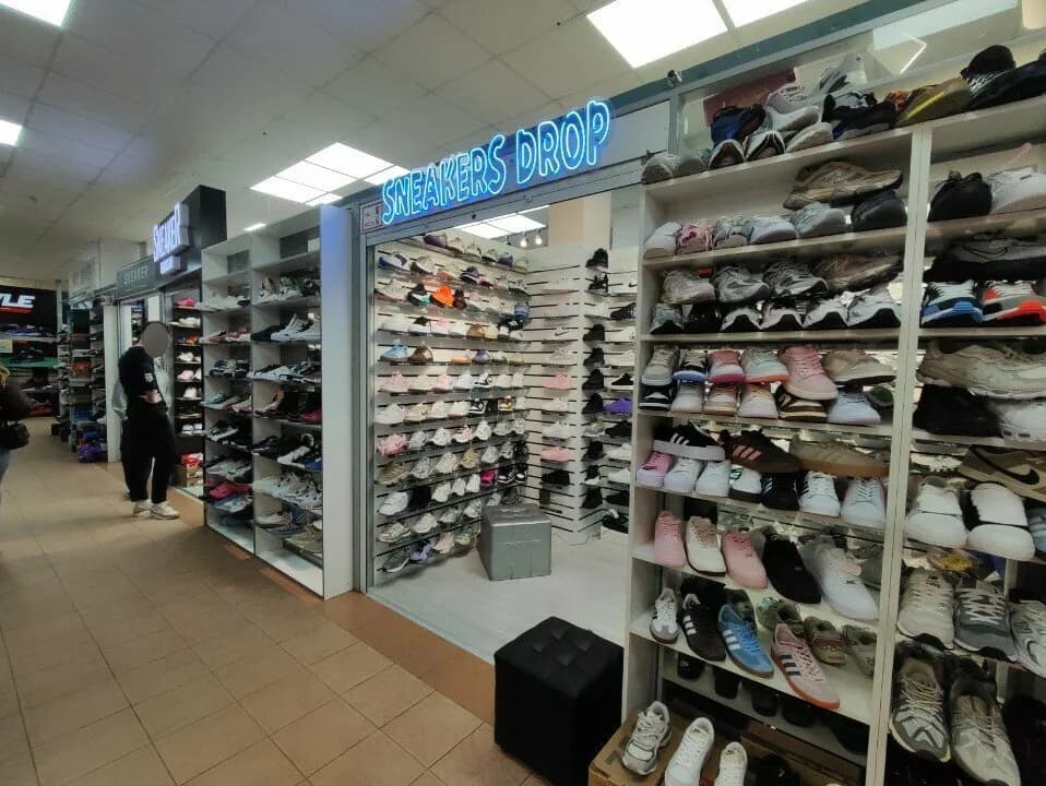 Sneakers drop
