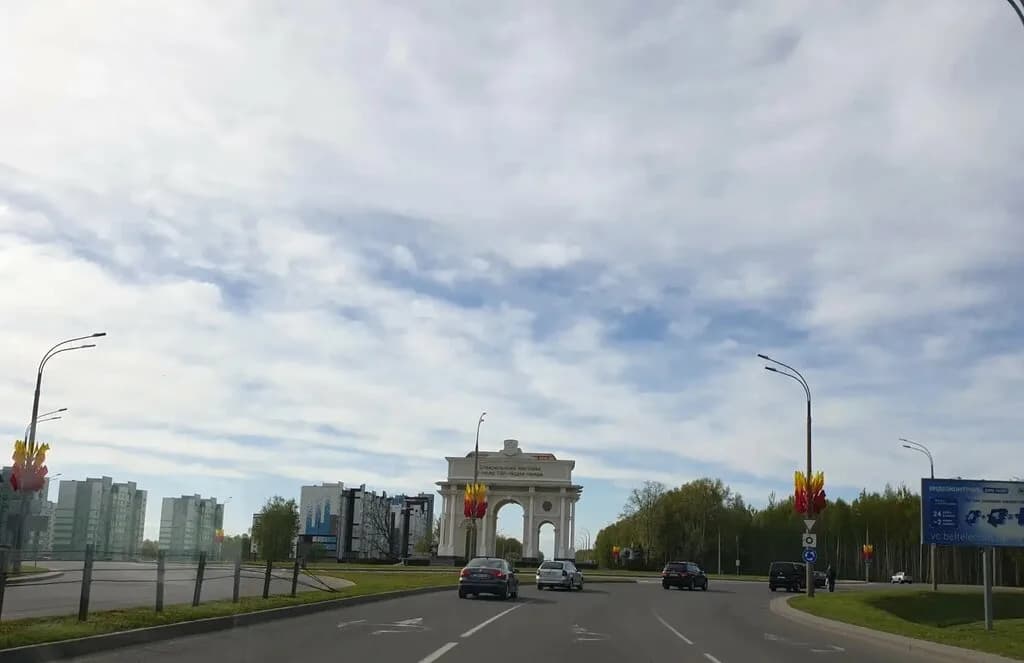 Триумфальная арка Создателям Могилёва в честь 750-летия города — фото 2