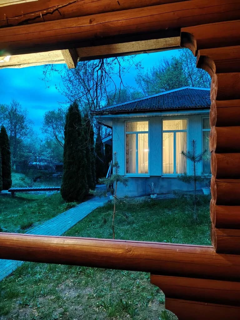 Частный Дом Коттедж Белый Домик у Пруда