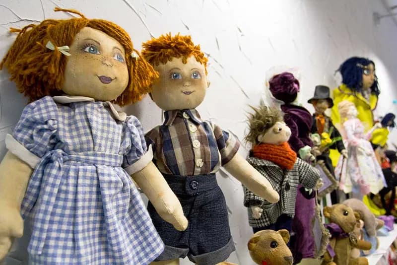 Открытие магазина «HandMade Esclusiva»: куклы с длинными косами, расчески с Мэрилин Монро и мишка, пахнущий кофе