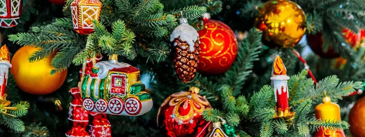 Выставка старинных елочных игрушек «В хрупком шаре мир волшебный»