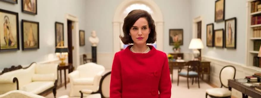 Стильно, драматично, честно. Рецензия на фильм «Джеки»