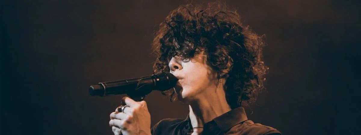 Стильные костюмы и художественный свист. Кто такая LP, которая скоро выступит в Минске