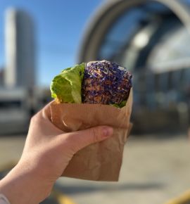 В Минске на &laquo;Уручье&raquo; открывают кафе с васильковой шаурмой. 23 мая в 12.00 будут бесплатные донеры 