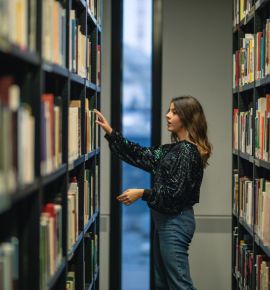 Что скрывает OZ? На полках — запечатанные книги без названия, но со скидкой