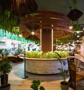 Ресторанные столики и сад и из растений. В Минске открылся фудхолл Foresto