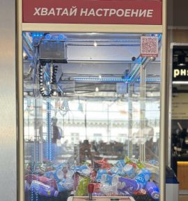 В Минске появились бесплатные игровые автоматы-хватайки с продуктами вместо игрушек