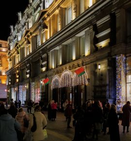 ГУМ открыл новогоднюю витрину из арт-объектов. Смотрите, как красиво